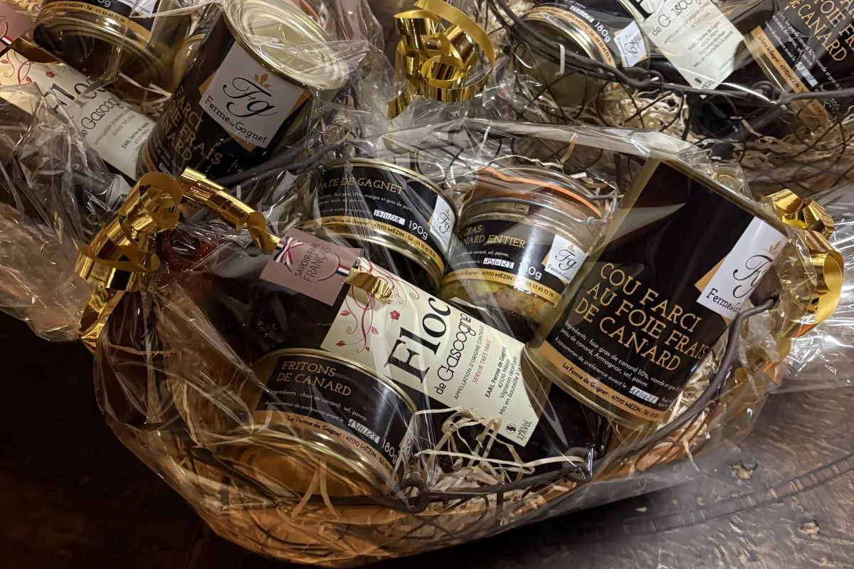 Panier cadeau garni de bocaux et d'une bouteille de la Ferme de Gagnet