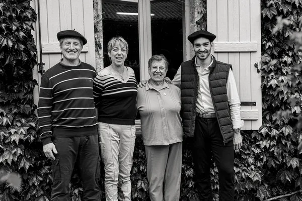 Portrait de famille devant la maison de la Ferme de Gagnet
