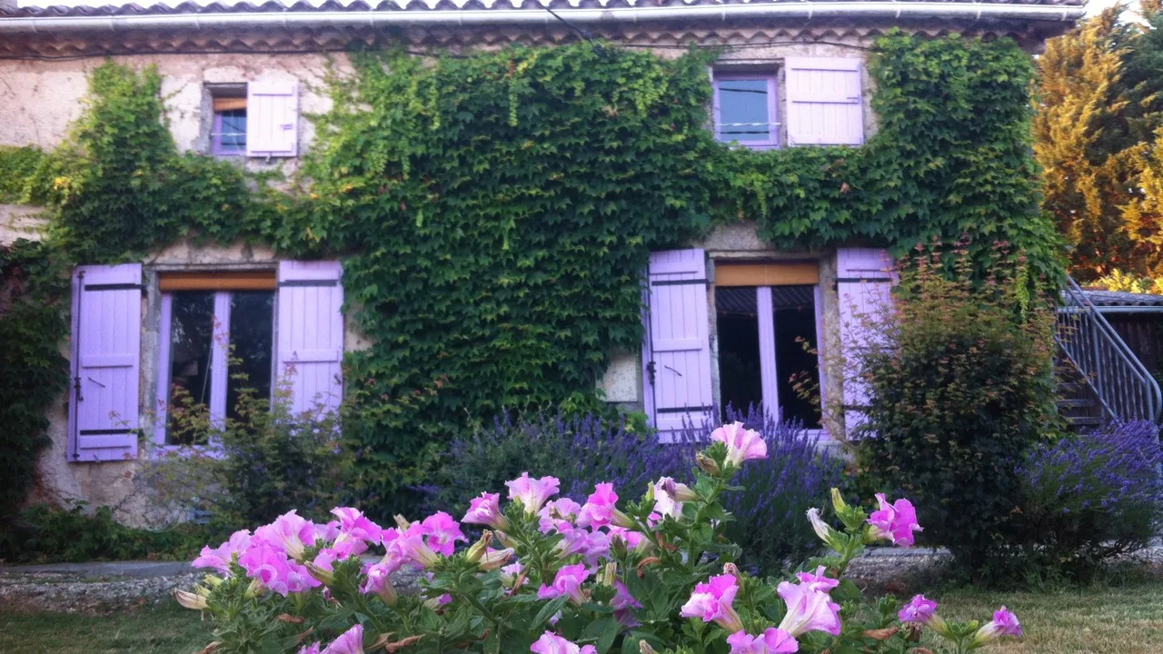 La façade fleurie du gîte de la Ferme de Gagnet